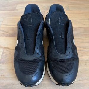 Veja Women’s Black & White Athletic Shoes Size 9 US no box & shoelaces